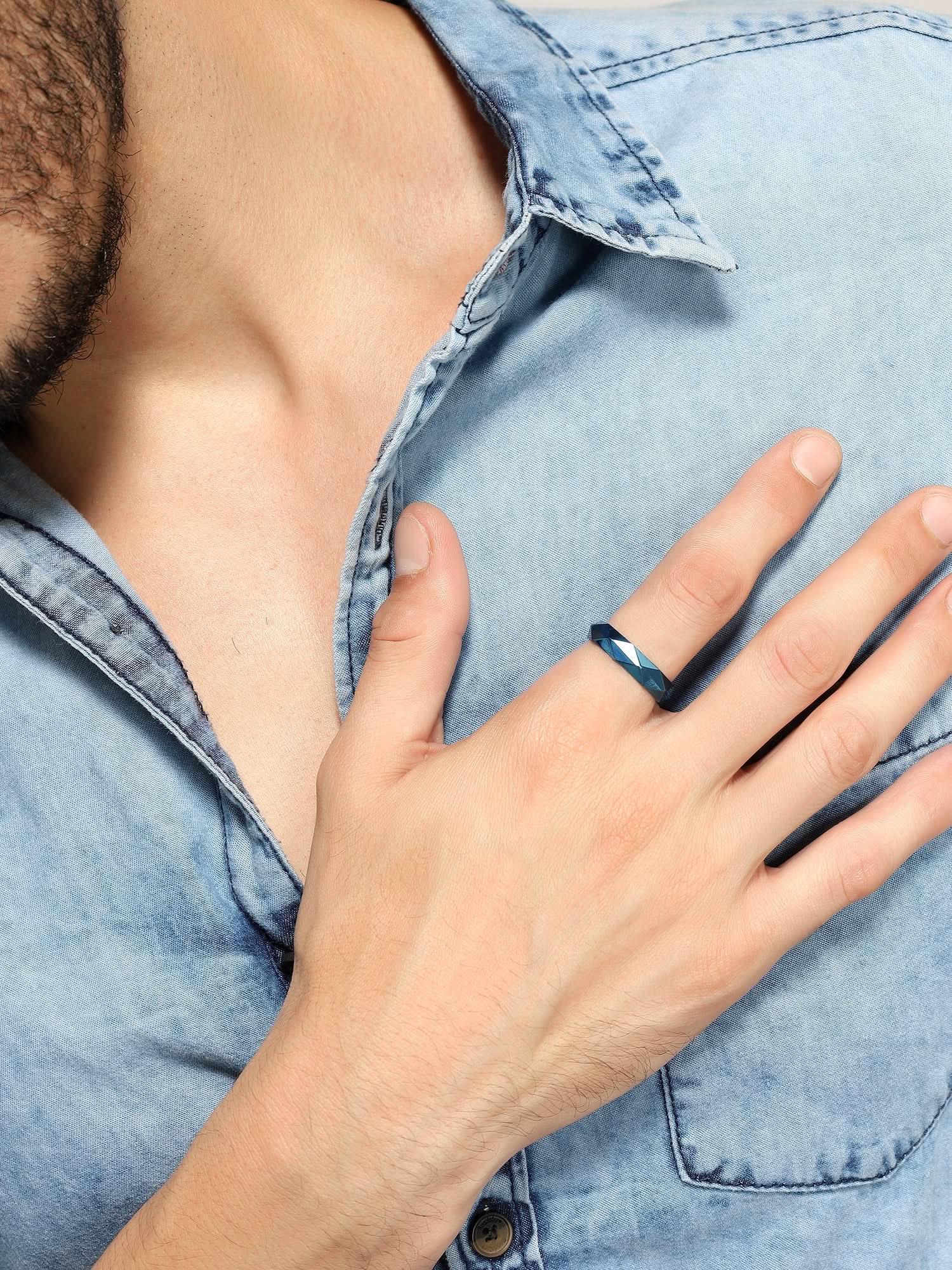 Model wearing Anillos Fashion Ring in blue — men's blue ring styled on hand