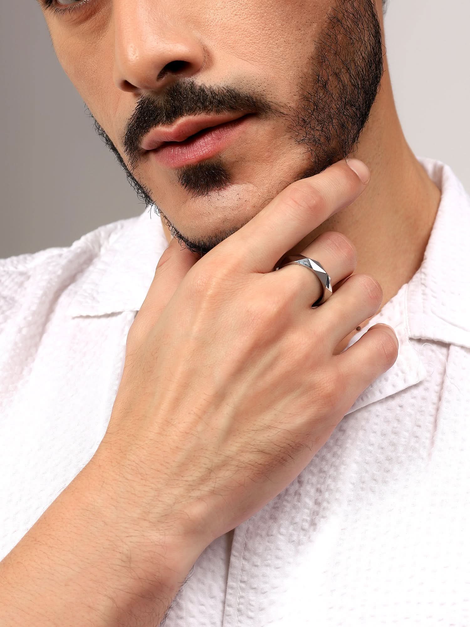 Model wearing Anillos Fashion Couple Ring in silver — men's silver ring styled on hand