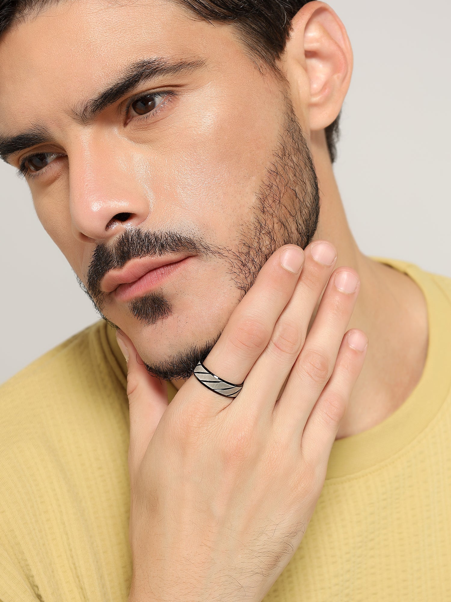 Frosted Wave Carved Knuckle Ring (Black)